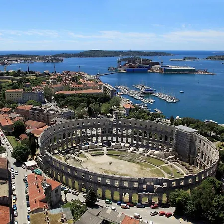 With A Parking Space - 7420 Pula
